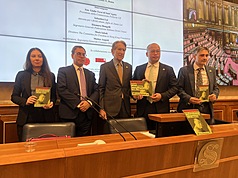 義大利參議員特爾吉（中）27日邀請香港媒體大亨黎智英之子黎崇恩在參議院內舉行記者會，呼籲中國政府釋放黎智英。
