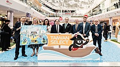 台灣精品海外聯合行銷活動「Taiwan Select揚帆計畫」在倫敦啟程，22至26日在購物中心快閃宣傳，主打台灣智慧生活精品，外貿協會秘書長王熙蒙（左4）、駐英國代表姚金祥（右4）、對台貿易特使福克納男爵（右3）出席24日的歡迎會。
（外貿協會倫敦台灣貿易中心提供）