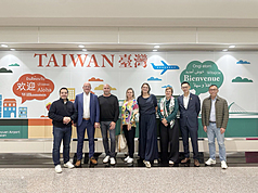 比利時聯邦眾議院外交委員會主席暨國會友台小組共同主席范荷芙（Els Van Hoof）（右3）26日至31日率
團訪台，外交部歐洲司專門委員陳俊華（右2）接機致意。（外交部提供）

