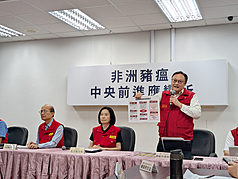 非洲豬瘟中央前進應變所28日在農業部防檢署台中分舉辦說明記者會，會中由農業部次長杜文珍（中）主持，環境部環境管理署副署長林左祥（左）等人出席，台中市副市長鄭照新（右）說明近日市府疫調多種說法的原因。
