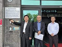 國民黨立委傅崐萁（左）等27日舉辦馬太鞍溪堰塞湖災後座談會，議長張峻到場踹桌，指替被擋在場
外民眾出氣。傅崐萁在律師許正次（中）、國民黨花蓮縣黨部主委盧新榮（右）等人陪同下，28日到
地檢控告張峻妨害公務等6罪。
