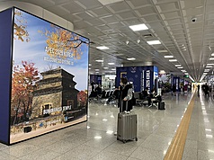 2025韓國慶州APEC(亞太經合會)領袖峰會即將登場，釜山金海國際機場四處可見宣傳看板。 (圖：中央社)