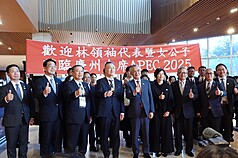 APEC領袖代表林信義28日抵達位於韓國慶州的下榻飯店，受到當地僑胞熱烈歡迎。