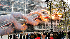 中國藝術家蔡國強22日在巴黎龐畢度藝術中心外牆施放煙火，作為中心閉幕整修活動一部分。當日除「費加洛報」外，主流大報均未報導、不評論，避談喜馬拉雅山脈煙火爭議，形成近乎集體缺席的沉默。