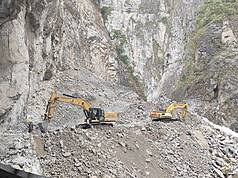 為加速降低燕子口堰塞湖水位與蓄水量，持續降挖壩體擴大引流，林保署增派2台500噸級大型挖土機進場將深槽線擴挖。（林業及自然保育署花蓮分署提供）
