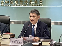 外界關注三商壽併購案中，3家業者發布重大訊息時間不一，金管會證期局副局長黃厚銘（圖）於28日例行記者會上表示，證交所依職權若有爭議會啟動調查，若公司應該重訊卻沒發布重訊，最高可開罰新台幣500萬元。 (圖：中央社)