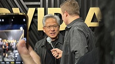 AI晶片大廠輝達台灣總部落腳何處備受關注，執行長黃仁勳（中）受訪表示，「政府與地主之間正在進行一些討論，但我不太確定問題卡在哪裡」，輝達「必須決定要在哪裡興建大型建築」。