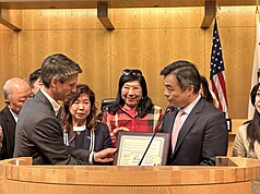 美國矽谷大城聖荷西市長馬漢（左）宣告「中華民國台灣日」，頒布賀狀給駐舊金山辦事處長伍志翔。