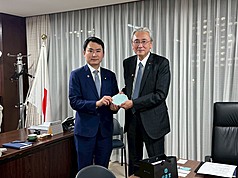 民進黨青年局局長陳冠廷（左）28日率團拜會日華議員懇談會會長古屋圭司（右）。（陳冠廷辦公室提供）
