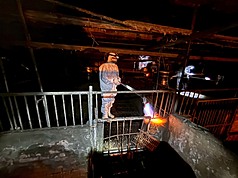 台中位於梧棲的養豬場爆發非洲豬瘟疫情，清消後仍驗出病毒，台中市府28日至29日凌晨再將案例場全面清消，並動用火焰槍上陣。（台中市政府提供）