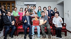 衛福部社會及家庭署29日表示，今年全國百歲人瑞數再創新高。圖為賴清德總統(前左2)日前親自拜訪人瑞，代表國家送上重陽節祝福。(總統府提供)