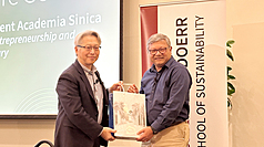 中央研究院院長廖俊智（左）在史丹佛大學被問到台美在核能技術上合作的機會時表示，能大幅減少核廢料的先進小型模組化反應爐（SMR）或可提高社會大眾接受度。