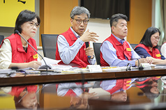 非洲豬瘟中央災害應變中心29日在農業部防檢署召開記者會，由指揮官農業部長陳駿季（左2）主持，說
明疫情最新進展。