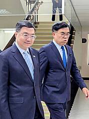 行政院長卓榮泰（左）29日出席「金環獎頒獎典禮暨全國查緝國土保育及環保犯罪成果表揚大會」時指出，專家會議已建議中央舉全國之力，全力協助台中市政府與時間賽跑，以避免病毒擴散。 (圖：中央社)