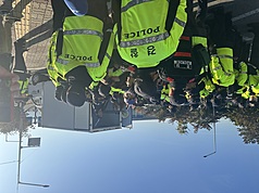 美國總統川普及中國國家主席習近平30日將在韓國釜山進行會談，傳聞可能是會面場所的金海國際機場鄰近道路一早就出現反中民眾示威。