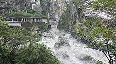 花蓮燕子口堰塞湖靠工程團隊開道，直衝壩體上方降挖引流，29日成功拆彈，結束13天警戒。(林業及自然保育署花蓮分署提供）