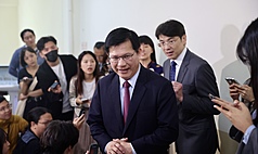 PD
川習會登場　林佳龍：對台美關係有信心
川習會登場，外交部長林佳龍（前中）30日在立法院
表示，密切關注美中會談，並強調，「對台美關係有
信心，也有密切溝通管道」。
中央社記者王飛華攝　114年10月30日
