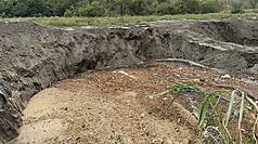 台灣民眾黨台中市議員江和樹指出，市府在霧峰區的廚餘掩埋場，不符規定，中市府環保局長陳宏益坦
承，第一時間未達標準，後續覆土完成。（江和樹提供）
