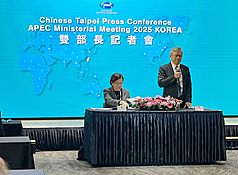 APEC部長級年會（APEC Ministerial Meeting, AMM）於10月29日、30日舉行，台灣由經貿談判辦公室總談判代表楊珍妮、國科會主委吳誠文代表。國科會主委吳誠文（圖右）說，台灣願意將半導體實力與友好經濟體共享。 (圖：中央社)
