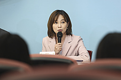 國家氣候變遷對策委員會30日舉行第5次委員會議，
晚間由總統府發言人郭雅慧（圖）在記者會中轉述總
統賴清德裁示，並回應媒體提問。