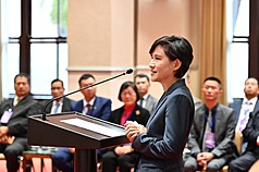 外界關注台美談判進度，行政院副院長鄭麗君30日接見接全國商業總會理事長許舒博以及金商獎中外得獎企業時指出，待亞太經濟合作會議（APEC）落幕後，台美雙方繼續溝通若達共識，便可進入總結會商，達成台美貿易協議。
（行政院提供）
