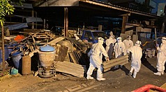 台中養豬場爆發非洲豬瘟，經2次消毒後又檢出另2處非洲豬瘟病毒核酸陽性反應。國防部士兵攜手台中市動保處人員30日漏夜處理，將雜物移出，31日國防部化學兵將進場消毒。（台中市政府提供）
