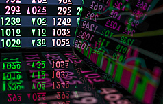 台積電尾盤股價翻黑，下跌5元，連帶影響台股指數下跌54.18點，收在28233.35點，成交值新台幣5581.89億元。示意圖。