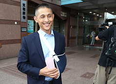 壯闊台灣聯盟創辦人吳怡農31日下午到民進黨中央黨部，遞交台北市長參選意願表，爭取黨內提名出戰2026縣市長選舉。