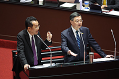 行政院長卓榮泰（右）31日在立法院與國防部長顧立雄（左）同台備詢，回應國民黨立委楊瓊瓔詢問有關國防特別預算及向美方採購F-16V等議題。 (圖：中央社)