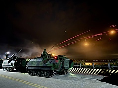 馬祖防衛指揮部31日晚間在南竿地區實施「114年第4季雲台操演」，運用監偵型無人機、81迫砲、105榴砲、20機砲、50機槍、T74機槍、M249機槍及CM21甲車等建制武器，依據戰術構想實施防護與反擊射擊，展現部隊平時紮實訓練成果。（馬祖防衛指揮部提供）