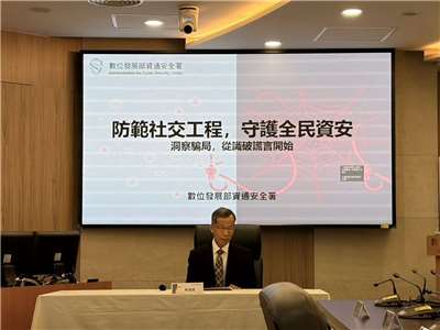 普發現金在即，數發部資安署署長蔡福隆提醒，政府不會主動傳送簡訊以及郵件，民眾應慎防釣魚詐騙簡訊。(蔡芃敏 攝)