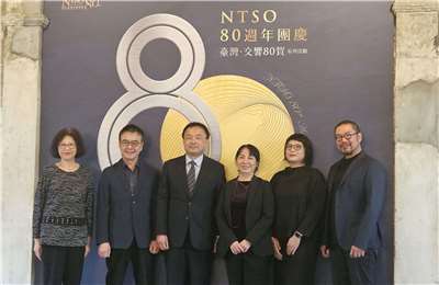NTSO團長歐陽慧剛(左3)、指揮簡文彬(右)與國內四大交響樂團代表合影。(劉品希 攝)