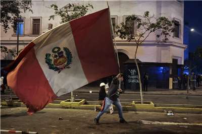 示威者15日在利馬(Lima)集會活動中揮舞秘魯國旗，抗議犯罪率上升、經濟不安全和貪腐問題。