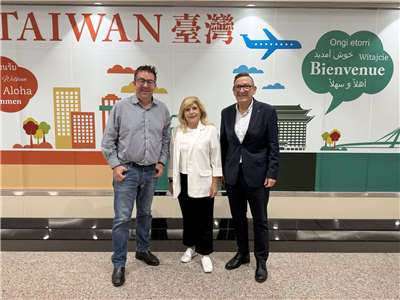 澳洲眾議員喬傑納斯（Steve Georganas）夫婦(右1與右2)及麥葛瑞(James McGrath)(左)參議員18日抵台訪問。(外交部提供)