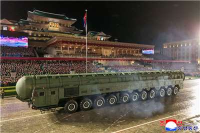 北韓10日舉行勞動黨80週年閱兵，展示新型「火星-20」(Hwasong-20)洲際彈道飛彈。