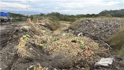 為因應非洲豬瘟，政府宣布暫時禁用廚餘養豬，台中市政府選擇將廚餘改採掩埋方式處理引發爭議。圖為台中文山掩埋場出現廚餘湖。(台中市議員何文海臉書)