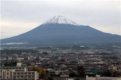 日本富士山迎2025年「初冠雪」，較前一年早15天。(X@Fujishi_jp)