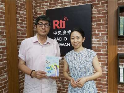 一青妙（右）與主持人合影