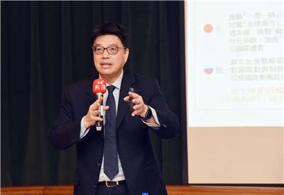 陸委會主委邱垂正參加中央廣播電臺與淡江大學經濟學系共同舉辦的「美中經濟識讀座談會」，並進行專題演講。(Rti)