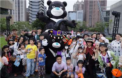 臺北市吉祥物「熊讚」首次參加桃園萬聖城活動(台北巿提供)