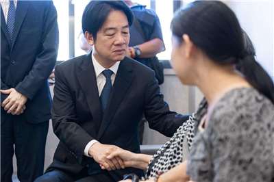 賴清德總統7日下午前往林鴻森靈堂捻香致意並慰問家屬。(FB@chingte)