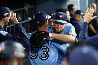 多倫多藍鳥隊投手耶薩維奇(Trey Yesavage)在與洛杉磯道奇隊的第五場比賽中，展現K功並於第七局完成一次雙殺後回到休息區受到隊友熱情迎接。(路透社/達志影像)