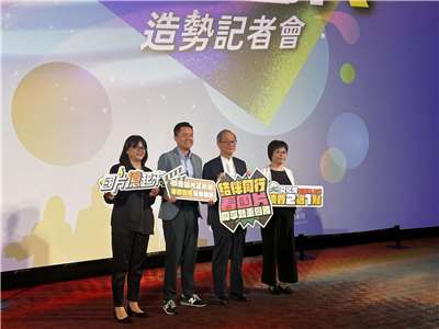 文化部長李遠(右二)與國片起飛大聯盟主席廖偉銘(左二)共同出席國片造勢記者會，希望國片延續上半年好氣勢，下半年繼續開出亮麗票房。(楊雨青 攝)