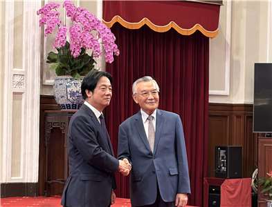 2025亞太經濟合作會議（APEC）即將登場，賴清德總統（左）與領袖代表林信義（右）出席代表團行前記者會。（蔡芃敏 攝）