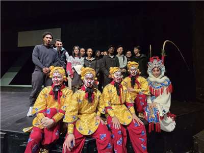 《公主與她的魔法扇》在巴黎演出，吸引相當多法國學生來欣賞。(江昭倫 攝)