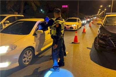 交通部擬明訂毒駕檢測流程，拒測可罰18萬。圖為警方臨檢。(示意圖)