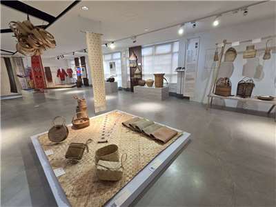 台北當代工藝設計分館推出特展《天才編織家──台灣原住民的織物與編器》，帶領觀眾看見原民如何以編織技藝構築生活的秩序與美感。(江昭倫 攝)