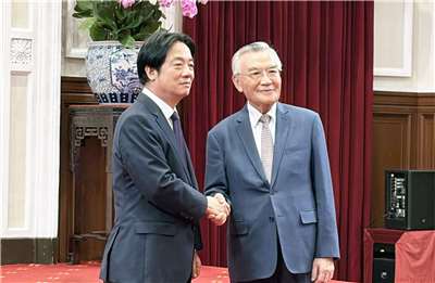 2025亞太經濟合作會議(APEC)即將登場，賴清德總統(左)與領袖代表林信義(右)出席代表團行前記者會。（蔡芃敏 攝）