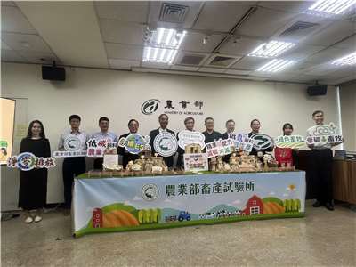 畜試所推動精準飼料，透過調控飼料中的蛋白質，降低畜禽的氨和氮排放，也減少二氧化碳排放。(陳林幸虹 攝)