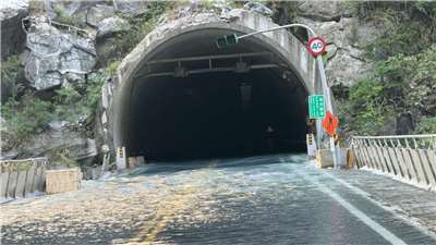 花蓮立霧溪堰塞湖今天凌晨0時許漫淹台8線靳珩隧道，公路局預計今天上午出動3部怪手，沿舊台8線至壩體開挖引流。圖為魯丹橋面出現漫淹情況。(林保署花蓮分署提供)